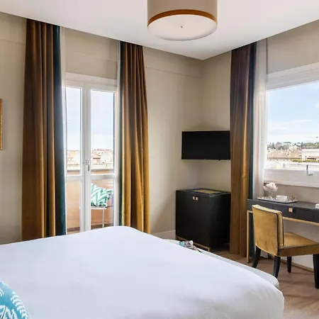 Отель Adriano Rooftop 4*