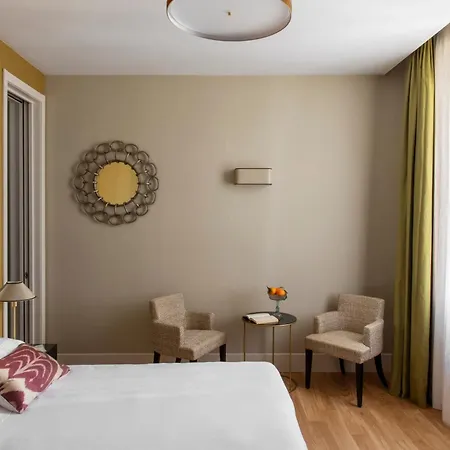 Отель Adriano Rooftop 4*